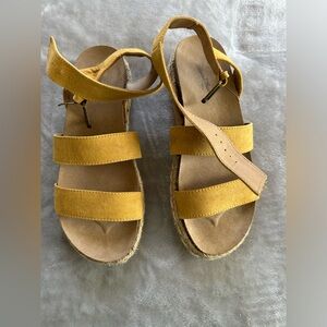 Universal Thread Yellow Platform Sandals